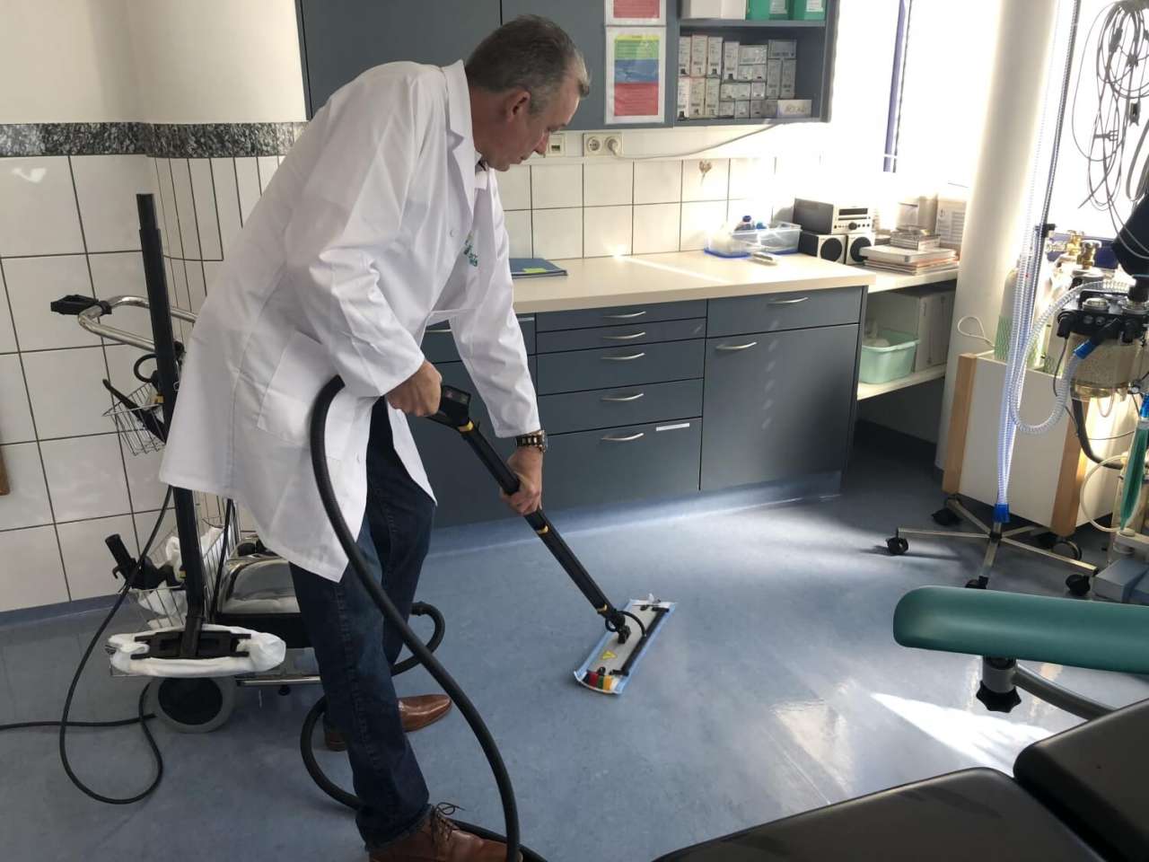 Medeco CleanTec Mikrotrockendampf-Geräte im professionellen Einsatz in einer Arztpraxis